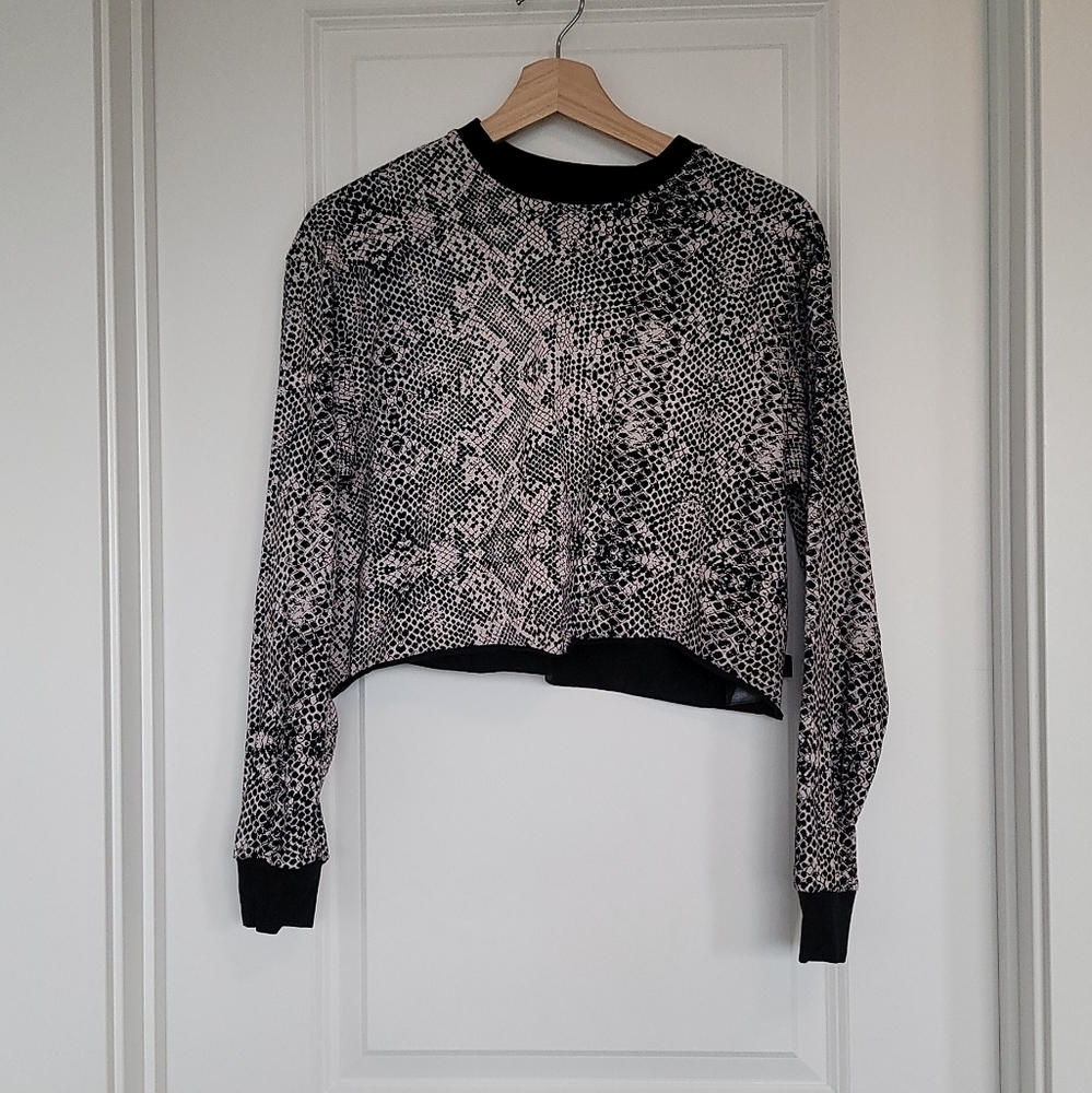 Aritzia TNA crop top
